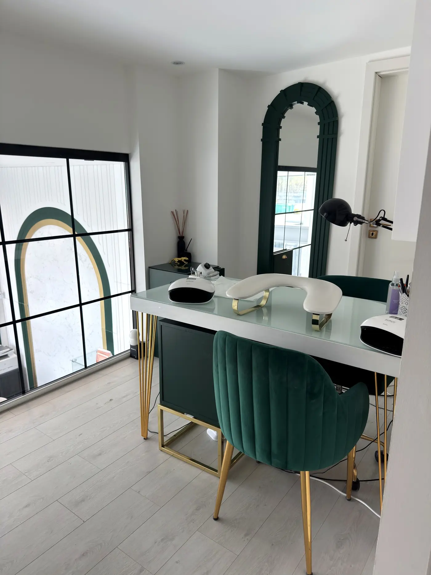 Espace onglerie vert et or de Maison Aya